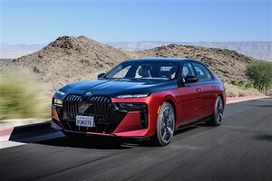 BMWの頂点7シリーズとi7に試乗。デザインは微妙だが!? 走りは凄い！