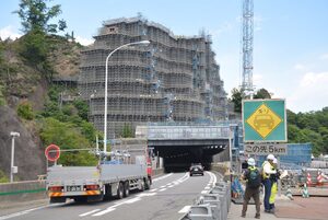 高速道路の「足場要塞」けっこう小さくなった…？ “山を削り取る”大工事、どこまで進んだ？
