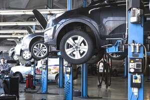 「即日車検」はなぜ最短45分で終わるのか？――スピード整備を支える指定工場、コスト半額の正体とは