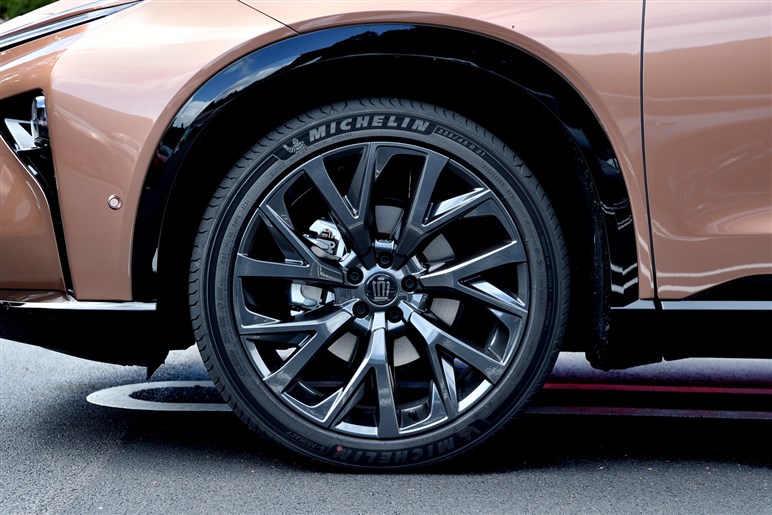 新型「クラウンエステート」は高い実用性とGT性能が好印象。ワゴン×SUVの融合で得た意外な特徴とは？