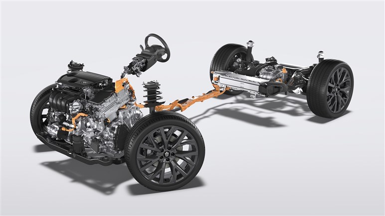 新型「クラウンエステート」は高い実用性とGT性能が好印象。ワゴン×SUVの融合で得た意外な特徴とは？