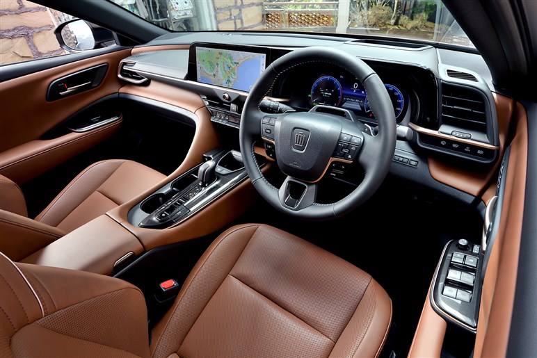新型「クラウンエステート」は高い実用性とGT性能が好印象。ワゴン×SUVの融合で得た意外な特徴とは？