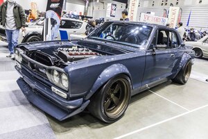 魅せると走るを両立した「ハコスカ」に今どきチューニング！ 日産3代目「スカイライン」が搭載するパワーユニットは注目です