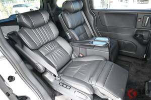 ホンダ「新オデッセイ」発売！ 快適すぎる“大型ロールサンシェード”標準搭載！ めちゃ青く光る車内イルミがスゴい！ 7人乗り「上級ミニバン」のラグジュアリーなドレスアップとは！