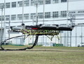 スーパーバイクのエンジン×3丁掛けで空を飛ぶ！ カワサキ「大型ハイブリッドドローン」が浮上