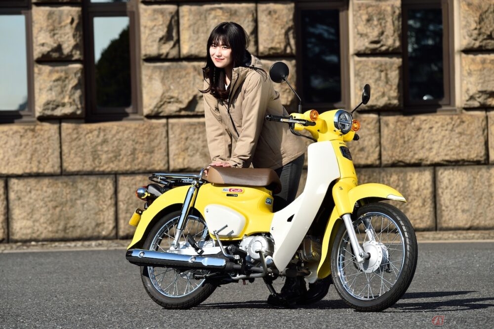 日本のヘリテイジといえばスーパーカブ 初心者ライダーの高梨はづきが ホンダのロングセラーモデル スーパーカブ110 に乗ってみました バイクのニュース 自動車情報サイト 新車 中古車 Carview