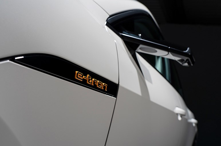 アウディ、初の量産EV「e-tron」を米で披露。価格は約1050万円