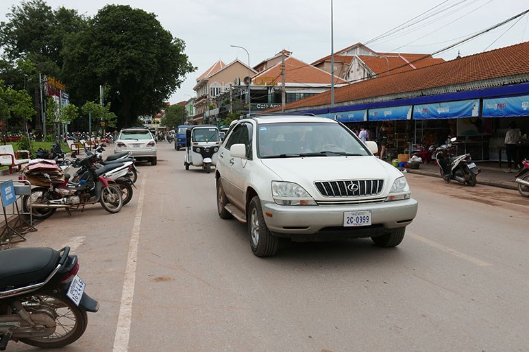ハリアーとカムリだらけ…実に車種が偏ったカンボジアの町並を紹介