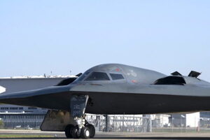 胴体が無くて主翼だけ!? 「異形のステルス爆撃機」がイラン核施設を空爆して帰還  “大役”終えた機体の映像公開