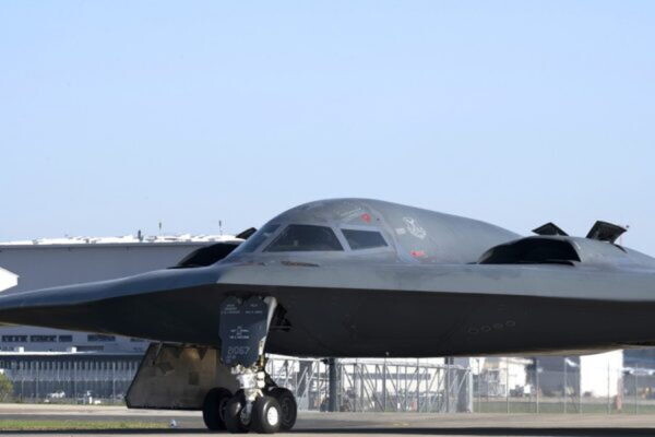 胴体が無くて主翼だけ!? 「異形のステルス爆撃機」がイラン核施設を空爆して帰還  “大役”終えた機体の映像公開