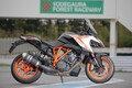 バイクの“GT＝グランツーリスモ”は何がすごい!?  今さら聞けないので乗ってみた【KTM 1290 SUPER DUKE GT 試乗インプレ】