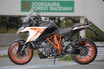 バイクの“GT＝グランツーリスモ”は何がすごい!?  今さら聞けないので乗ってみた【KTM 1290 SUPER DUKE GT 試乗インプレ】