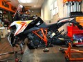 バイクの“GT＝グランツーリスモ”は何がすごい!?  今さら聞けないので乗ってみた【KTM 1290 SUPER DUKE GT 試乗インプレ】