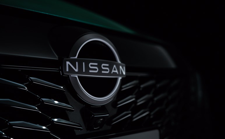 【どうした日産!?】ノートオーラがデザイン一新。ギラギラ顔にモノグラム柄シートで大胆イメチェン