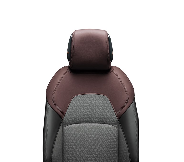 【どうした日産!?】ノートオーラがデザイン一新。ギラギラ顔にモノグラム柄シートで大胆イメチェン