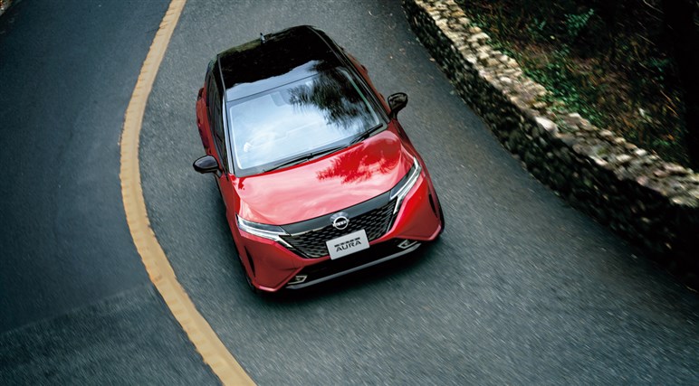 【どうした日産!?】ノートオーラがデザイン一新。ギラギラ顔にモノグラム柄シートで大胆イメチェン