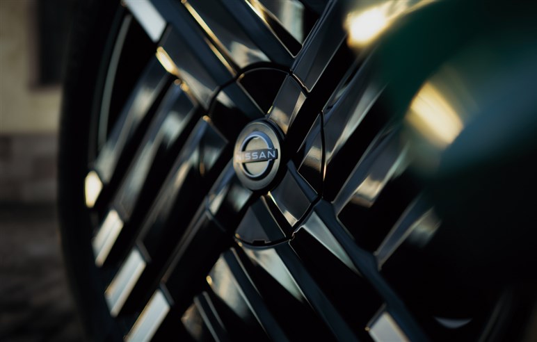 【どうした日産!?】ノートオーラがデザイン一新。ギラギラ顔にモノグラム柄シートで大胆イメチェン