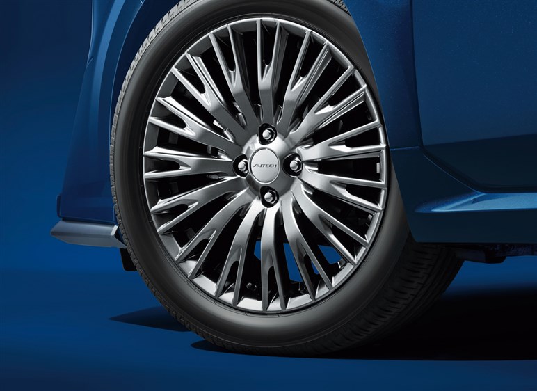 【どうした日産!?】ノートオーラがデザイン一新。ギラギラ顔にモノグラム柄シートで大胆イメチェン