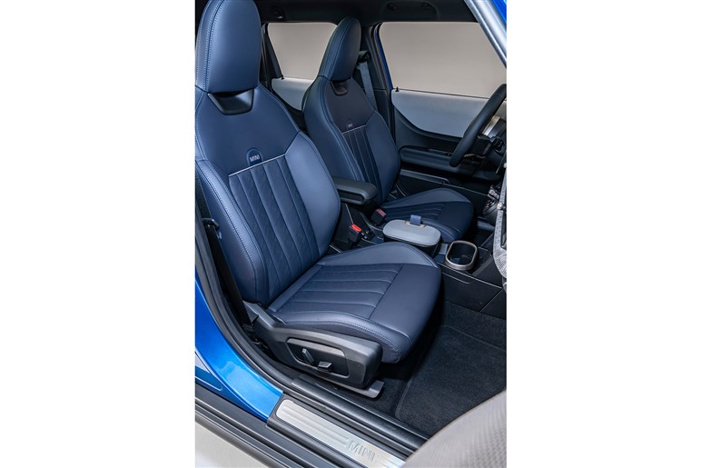 【408万円から】新型「ミニ クーパー 5ドア」発売　新デザイン＆最新装備でまた人気となるか？