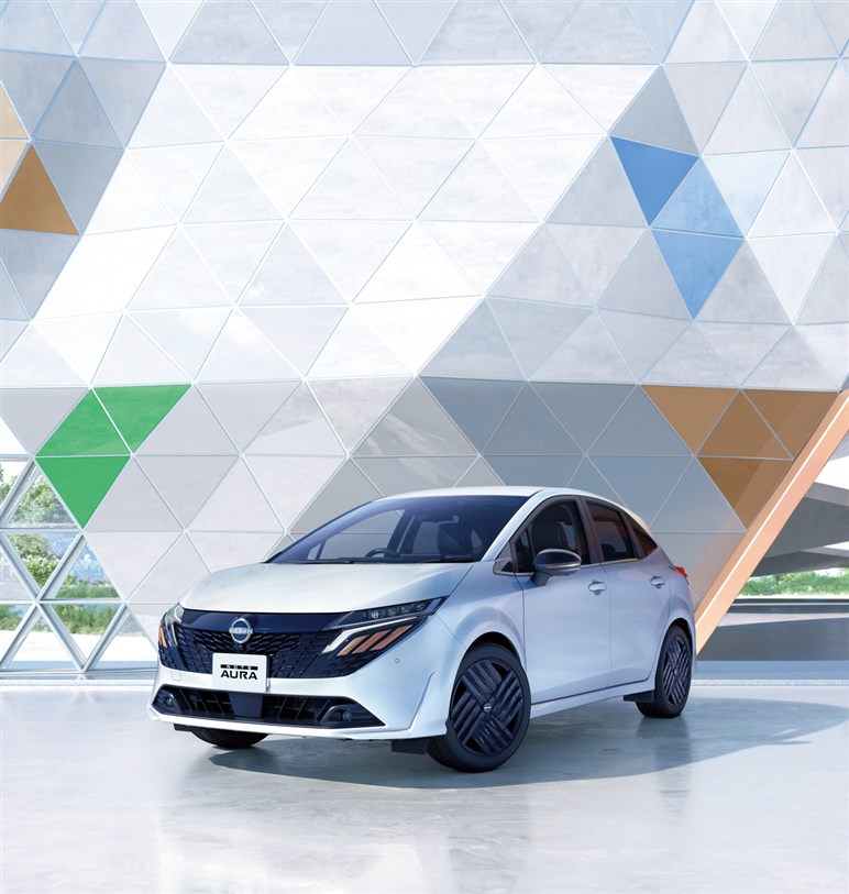 【どうした日産!?】ノートオーラがデザイン一新。ギラギラ顔にモノグラム柄シートで大胆イメチェン