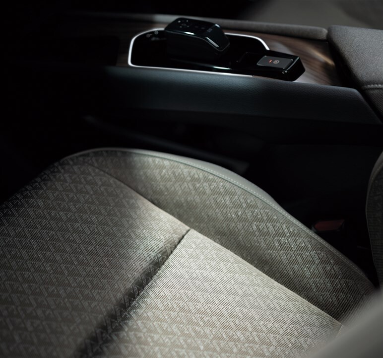 【どうした日産!?】ノートオーラがデザイン一新。ギラギラ顔にモノグラム柄シートで大胆イメチェン