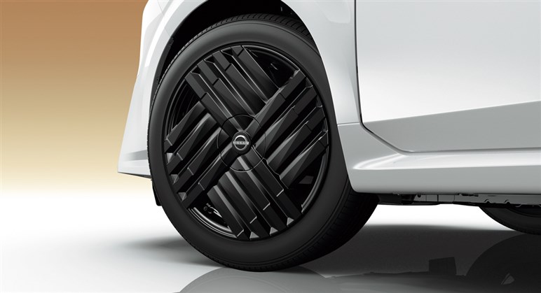 【どうした日産!?】ノートオーラがデザイン一新。ギラギラ顔にモノグラム柄シートで大胆イメチェン