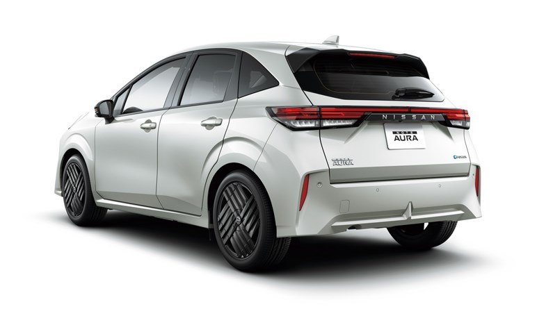 【どうした日産!?】ノートオーラがデザイン一新。ギラギラ顔にモノグラム柄シートで大胆イメチェン