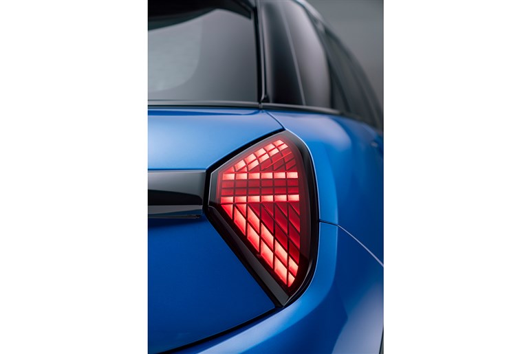 【408万円から】新型「ミニ クーパー 5ドア」発売　新デザイン＆最新装備でまた人気となるか？