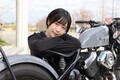 シンプルな形状でクルーザーらしさをアップ!! バイクのシートの一種「サドルシート」とは？