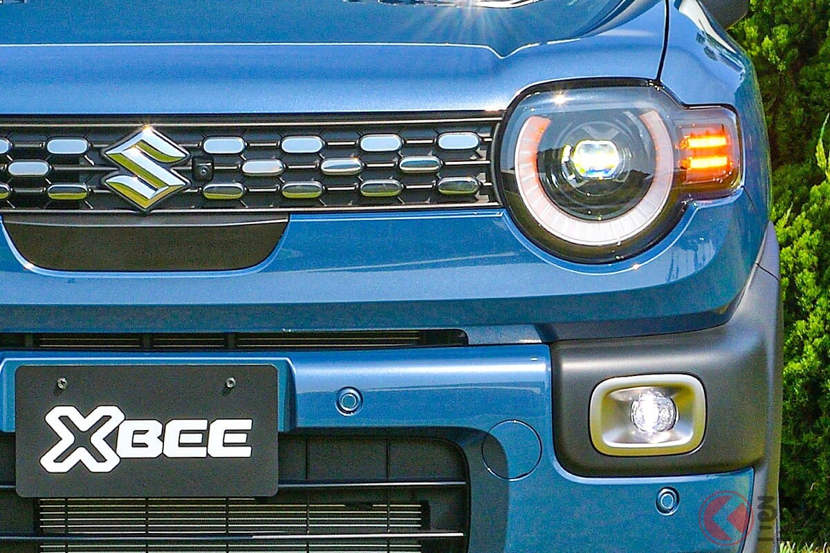 8年ぶり大刷新！ スズキ新型“コンパクト”SUV「クロスビー」初公開！ 全長3.7m級ボディの新モデルは「カクカクデザイン」に？ 内外装デザインに込められた思いとは