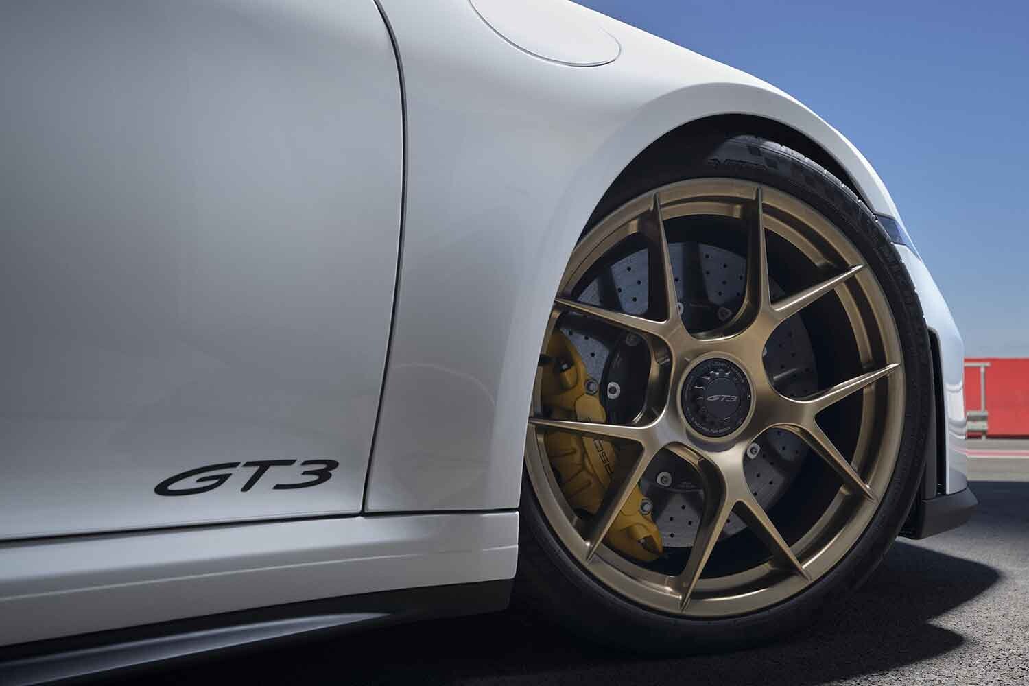 ポルシェ911の減速馬力は2000馬力にも達する！ レーシング
