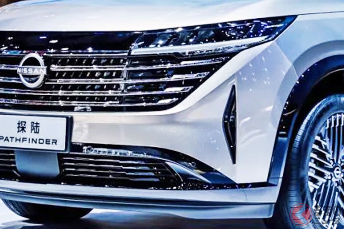 全長5m超え！ 日産の新型「最上級6人乗りSUV」がスゴい！ ド迫力グリルに光るロゴ採用！ 「エクストレイル超え」のめちゃ豪華な「新型パスファインダー」とは