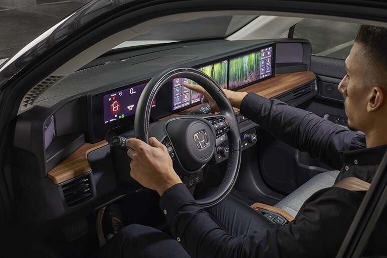 ホンダeのシンプルなフォルムや高級家電のようなインテリアが欧州でも高く評価される