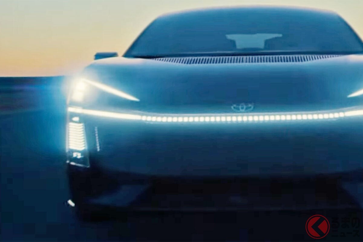 トヨタが「新型カローラ」を世界初公開!? 新たな「トヨタの代表車種」はスポーティな“クーペ風”ボディ＆精悍ライト採用？ 登場まもなく「60年」の大進化モデルをJMSで披露か