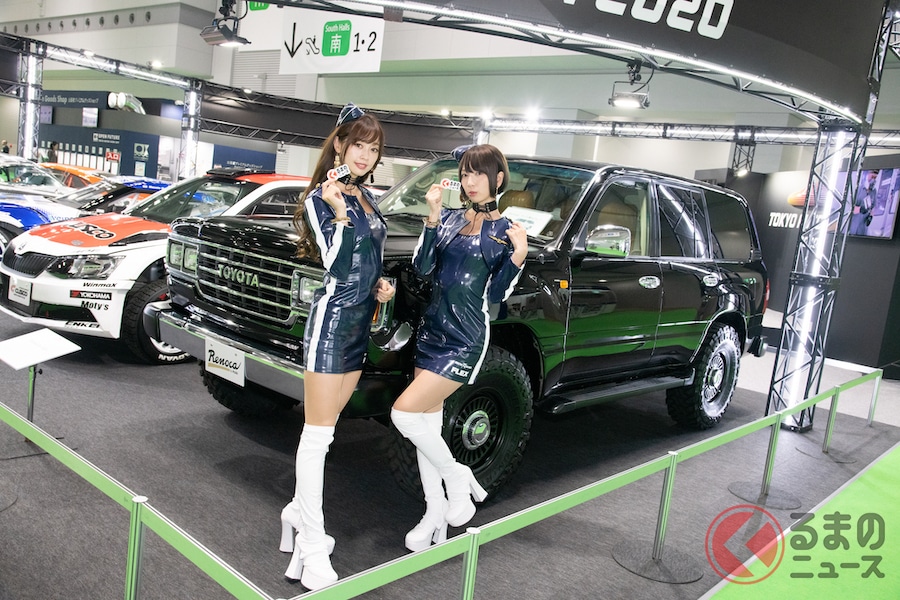 FLEXのコンパニオンは軍服オマージュのスポーティな衣装で登場！