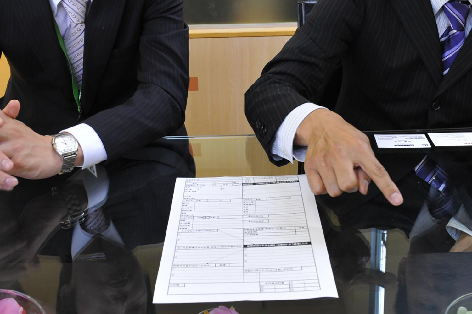 近頃ポロシャツ制服の新車セールスマンが増えている！　スーツがいいか制服がいいかを考えてみた