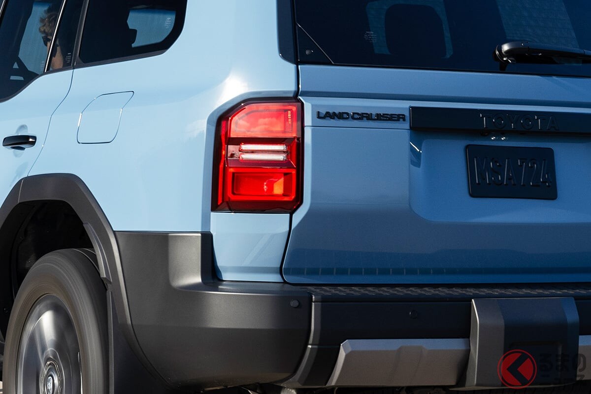 トヨタ「“新”ランドクルーザー」に大反響！ 「ハイブリッドも欲しい」の声も！ カクカクデザイン×300馬力超え「直4ターボ“ハイブリッド”」搭載！ 26年モデル加国発表が話題に