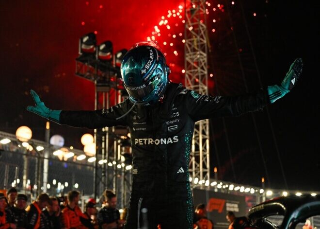 ポール・トゥ・ウインのラッセル「2018年のルイスと同じことができたなんて感激」ハミルトンと同じポーズで記念撮影