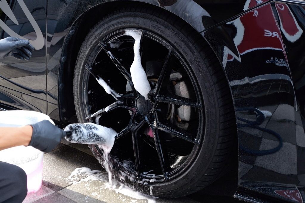 届きにくいホイール奥の汚れもラクに除去！専用クリーニングブラシで洗車効率アップ