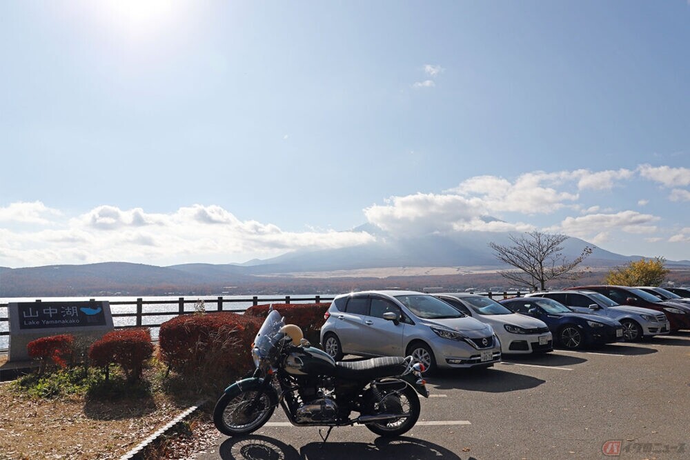 富士山と山中湖を背景に愛車の撮影　「長池親水公園」なら駐車場が広くアクセスも簡単