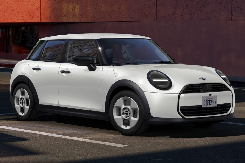 MINIがもっと身近に！装備を厳選した“お買い得”な新モデル「Cセレクト」登場