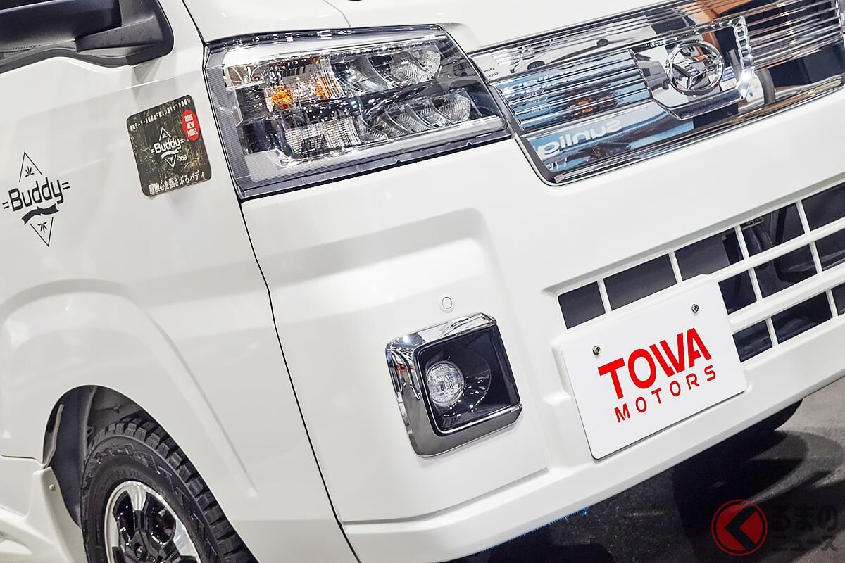 ダイハツ「“2階建て”軽トラ!?」実車公開！ ハイゼットトラックで「大人4人“寝られる”」!? “パカッ”と開く「三角屋根」がスゴいTOWAの軽キャンパー「バディ108」に注目