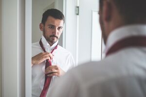 ネクタイの結び方ステップバイステップ──ノットの種類、選び方のコツをサヴィルロウのテーラーが解説