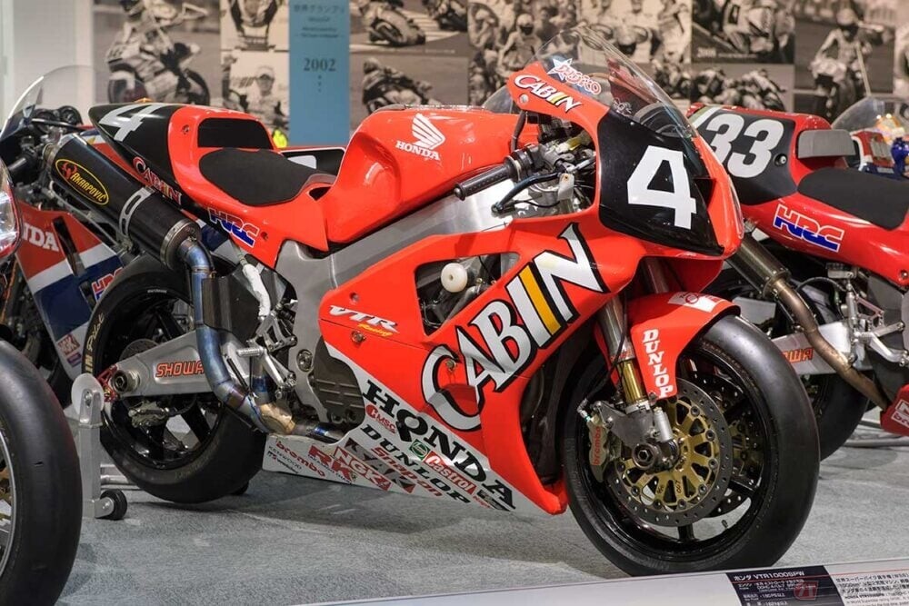 鈴鹿8耐4連覇!!　ホンダ「VTR1000SPW」は勝つために生まれたV型2気筒エンジンのファクトリーマシンだった