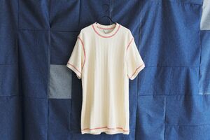 幼少期のノスタルジーとモードな遊び心が混在するボッテガ・ヴェネタ──2025年夏のTシャツ&カットソーコレクション