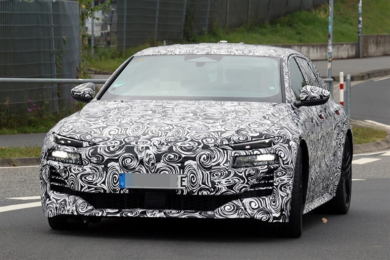 アウディ新型「RS6 アバント eトロン」テスト車を発見。ネットにはBMWを意識しすぎとの声