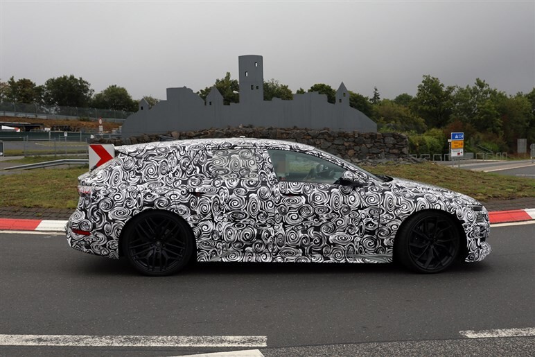 アウディ新型「RS6 アバント eトロン」テスト車を発見。ネットにはBMWを意識しすぎとの声