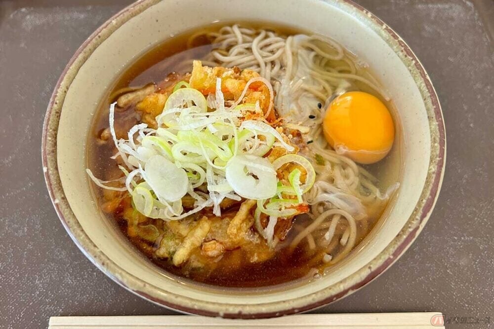 「朝そば」はテッパンの美味しさ！　ところで「かき揚げ」や「月見」っていつから？　バイクで行く高速道路グルメ　東名高速「中井PA」