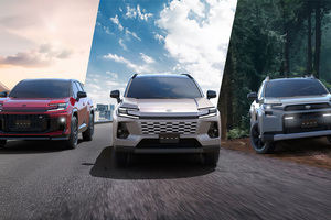 海外じゃRAV4はタクシー車両としても人気！　新型が３つの顔を用意した理由はもしやタクシー対策か？