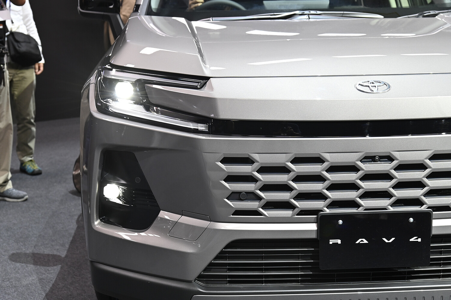 えっ、新型RAV4って純ガソリンエンジン車ないの？　答え「日本はHVとPHEVのみですが海外にはあります」の理由を開発者に聞いてみた
